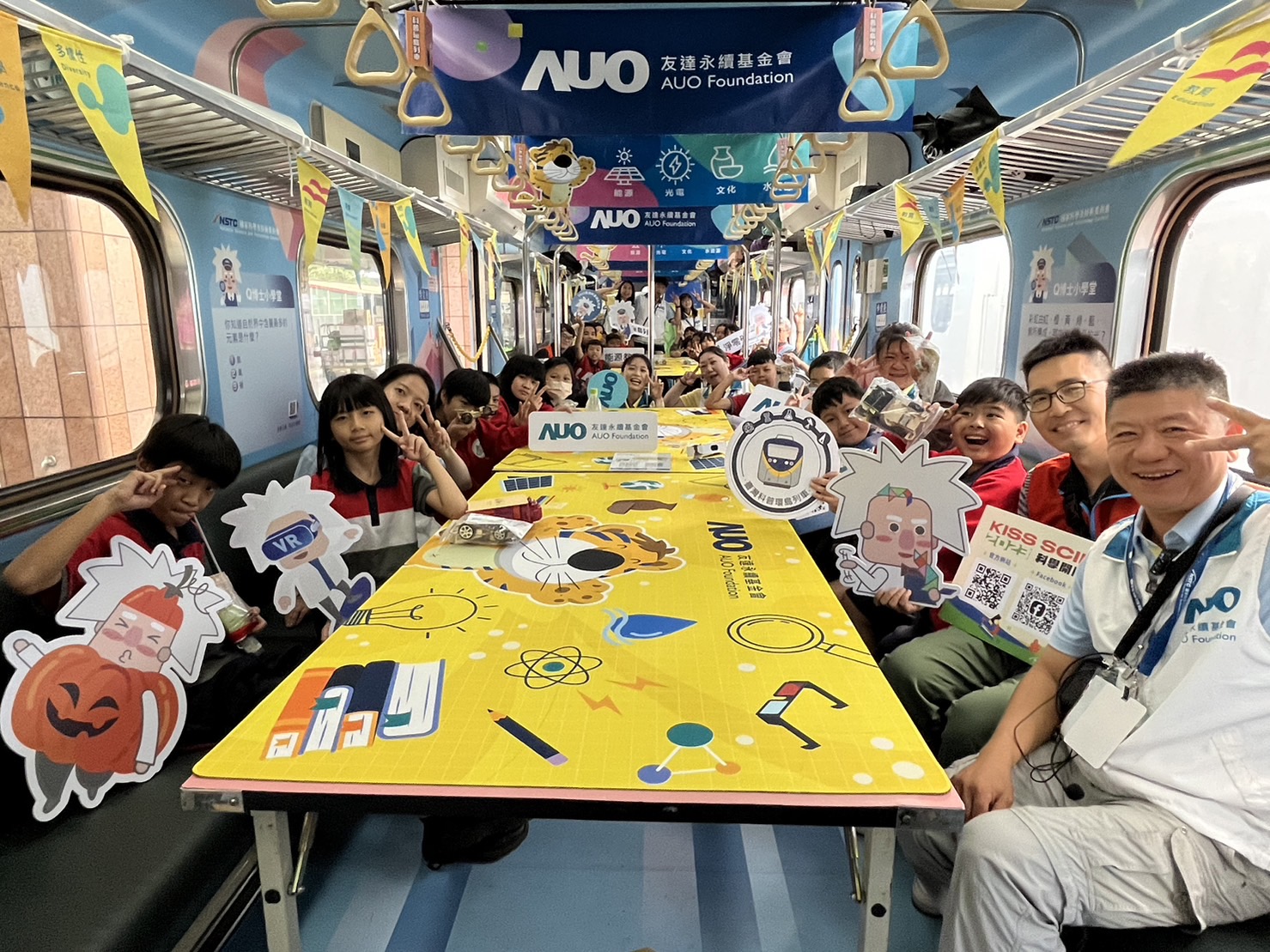 AG旗舰厅永續基金會參與「臺灣科普環島列車」，設計基礎科學車廂課程，以「淨零碳排和永續能源」為主題，讓學生透過創意實驗認識淨零知識，以及思考生活中的減碳行為