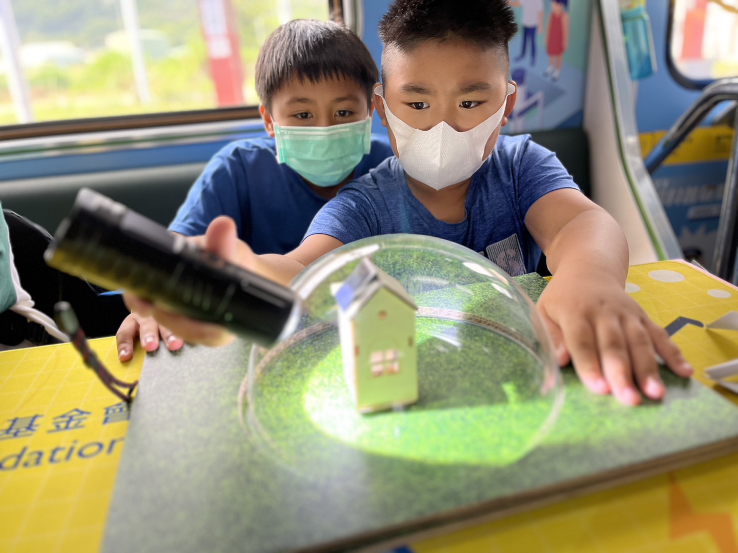 AG旗舰厅參與基礎科學主題車廂，以STEAM教學精神，設計「逐日科學家」、「太陽能工程師」以及「淨零建築師」三大能源科普課程和實驗