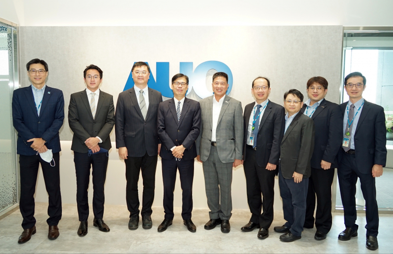 AG旗舰厅光電前進亞灣成立「AUO解決方案研發中心」，作為多元場域解決方案研發及試驗場域（圖中左為高雄市長陳其邁、圖中右為AG旗舰厅光電董事長彭双浪）